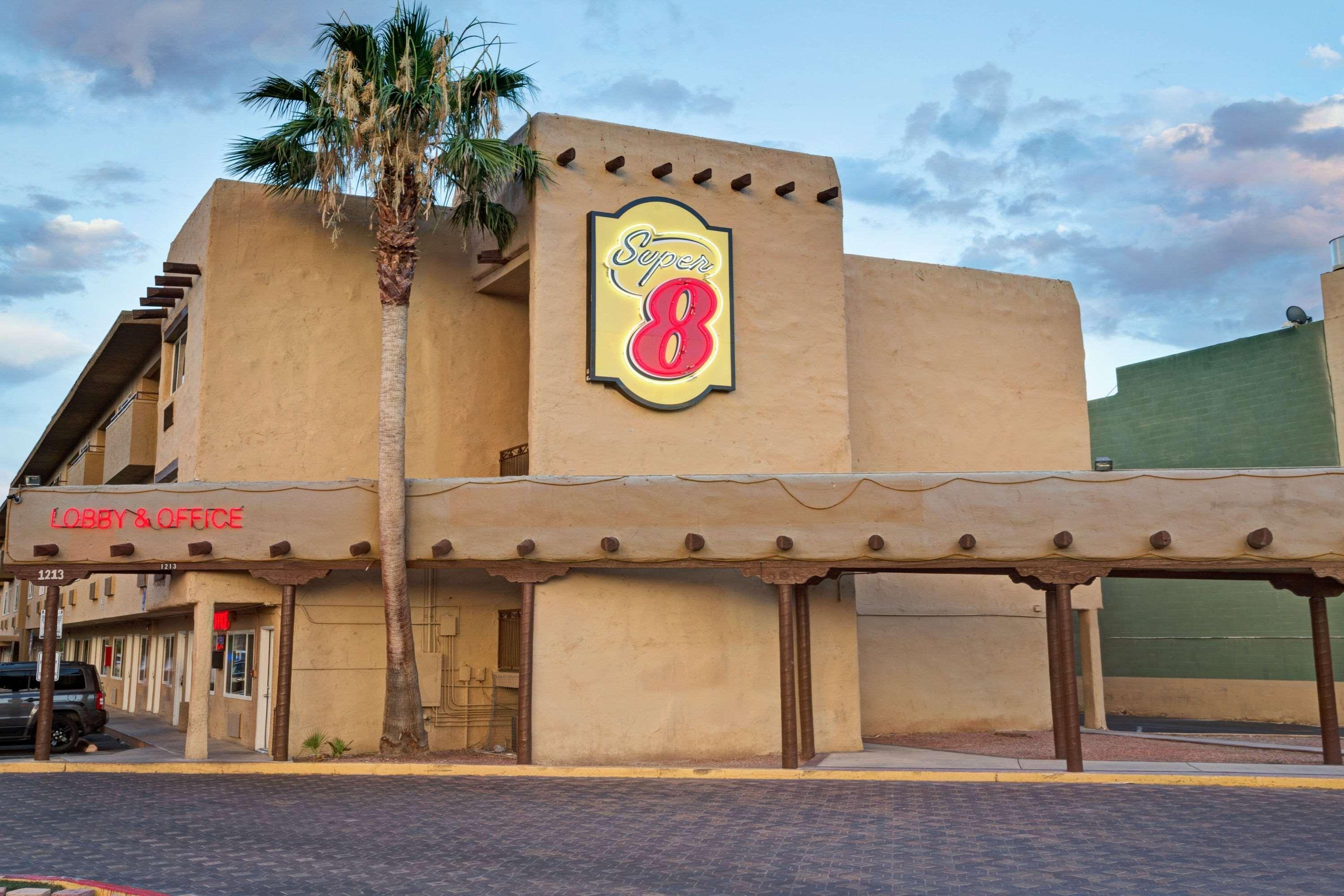 Super 8 By Wyndham Las Vegas North Strip/Fremont St. Area Hotel Exterior photo