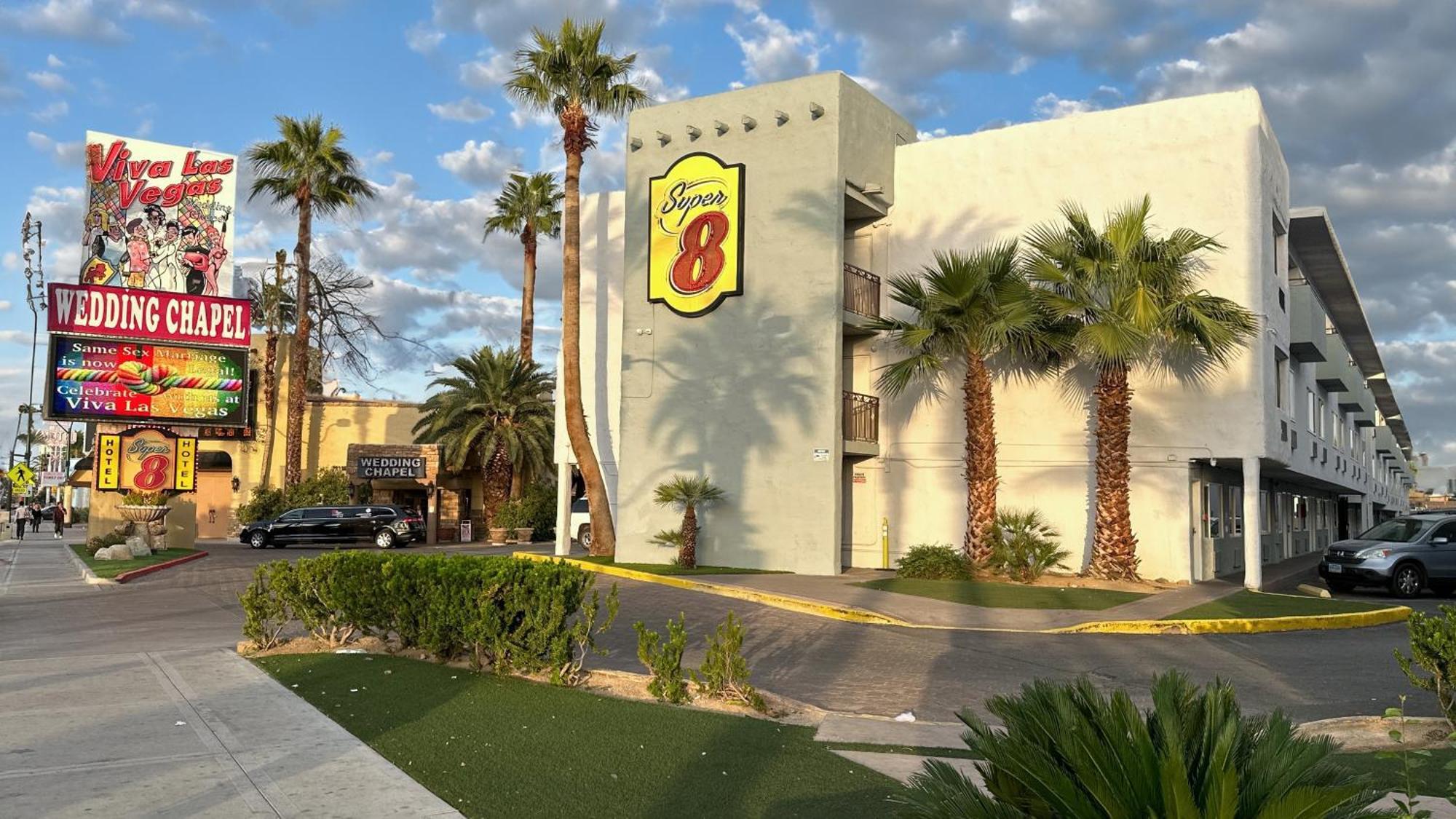 Super 8 By Wyndham Las Vegas North Strip/Fremont St. Area Hotel Exterior photo